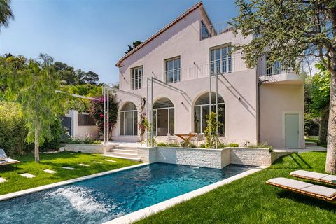 Now for sale, this exceptional and renovated Art Deco villa is located in St Jean Cap Ferrat (Port Saint-Jean). The living area of the villa is 261 m², of which 202 m² in the main house and 59m2 in the caretaker’s house. Its two terraces and lovely g...