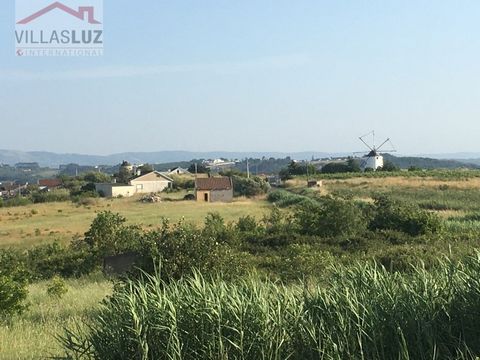 Well-located land close to Bombarral and Óbidos, with an urban area of 2,000m2, totaling 13,000m2. Accessible via a municipal road, with some services within a short distance. There is already feasibility for the construction of a 4-bedroom villa, wi...