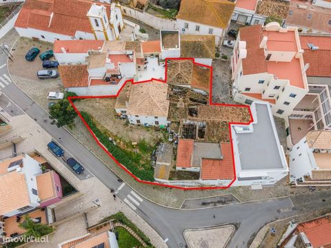 Urban land in the center of Guia with an area of 542 m2 where there are 7 houses with a total of 23 rooms. Whoever acquires this property will be able to carry out a dream project with a unique situation.