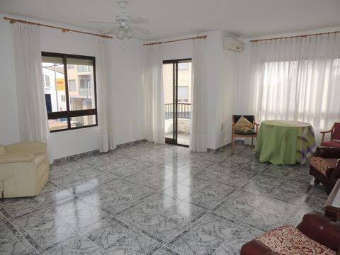 Spacious and bright 160 m2 house located in Palma de Gandia A quiet town but with all the comforts and a few kilometers from Gandia His corner position facing east gives light and spaciousness It consists of 4 bedrooms two of them double with large f...