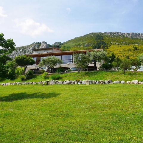 In a haven of peace and ideally located with a panoramic and breathtaking view of the mountains, it is with pleasure that we offer you this little corner of Paradise! In a haven of peace and ideally located with a panoramic and breathtaking view of t...