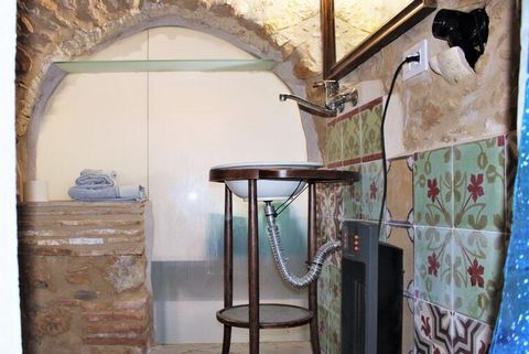 Il s'agit d'une maison de vacances rurale en Costa Brava dans une charmante région qui a conservé les murs en pierre et la voûte catalane. Il a une chambre principale où se trouve la salle de bain et un loft ouvert dans la même pièce. Ainsi que la cu...