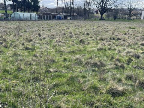The agency AVENIR IMMO of RONCHAMP offers you to acquire this land slightly set back from the road, in the quiet of a beautiful area of 38 ares. Individuals, come and realize for yourself the calm of this beautiful plot, 5 minutes from downtown lure ...