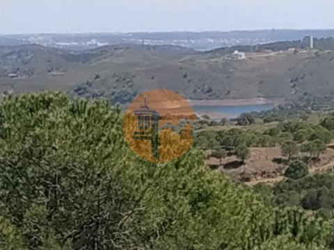 Rustikales Land mit 23840 m2. Das Hotel liegt zwischen Cooper und coste do Gago Dorf, in Azinhal, Castro Marim - Algarve. Guter Zugang. Mit Pinien und einigen anderen Bäumen. Klarer Boden. Freier Blick auf die Bergkette und den Bunk-Staudamm. Mit gro...