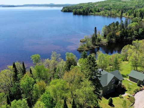 Prestigious property on the Grand Lac Nominingue. Spacious bright house located due south directly on the very sunny shores. Abundant windows to admire the view. Wood fireplace and propane stoves create a warm atmosphere to enhance your convivial gat...