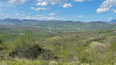 GUALDO TADINO (PG), Pieve di Compresseto: Farm of about 22.3 hectares with ruins consisting of: * 12.66 hectares of uncultivated arable land on a gentle hillside suitable for any type of cultivation obtained following land reclamation; *9.58 hectares...