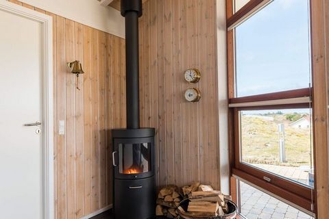 MAX 1 kleiner Hund - Schönes und energieeffizientes Ferienhaus auf Fanö. Das Ferienhaus liegt auf einem schönen Dünengrundstück auf einem der höchsten kliten in Rindby mit Blick auf das Wasser. 3 schöne Schlafzimmer mit Platz für 6 Personen und ein g...