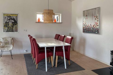 Casa vacanze situata su un bellissimo terreno a pochi minuti a piedi dalla spiaggia e dalla città di Øster Hurup. C'è un soggiorno luminoso e spazioso in collegamento con una cucina parzialmente aperta e con accesso a diversi terrazzi, di cui i tre t...