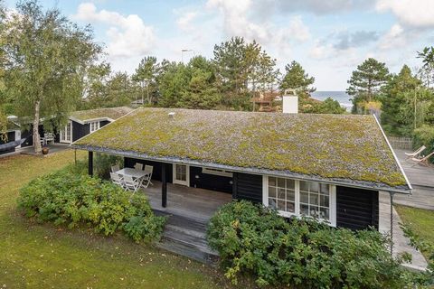 In beliebten Ferienort Gilleleje finden Sie dieses traditionelle Ferienhaus, das auf einem großen, schön abgeschirmten Naturgrundstück steht. Von dort führt ein eigener, breiter Pfad direkt hinunter an das nahe Strandufer. Oben vom Haus aus genießen ...