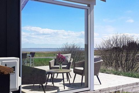 Dieses Ferienhaus liegt auf der Spitze einer Düne, am Rande von Kongsmark auf Römö. Sowohl vom Haus als auch von der Terrasse aus bietet sich eine einmalige Panorama-Aussicht über das Wattenmeer und die umliegenden Felder. Hier sind Sie ganz nah am G...