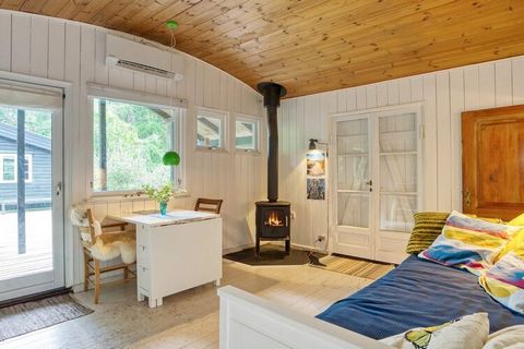 Im beliebten Ferienhausgebiet von Rørvig findet man dieses Ferienhaus, bestehend aus zwei Gebäuden, die durch eine große, teilweise überdachte Holzterrasse verbunden sind. Im größeren Ferienhaus findet man ein Schlafzimmer mit Etagenbett sowie eine d...