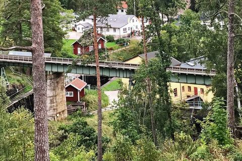 Pleasant and cozy accommodation close to the famous Håverud aqueduct, 1,5 km from Mellerud. Walking distance to many attractions and cafés during summer time. Large kitchen and dining area. The living room with TV is upstairs. The house is peacefully...