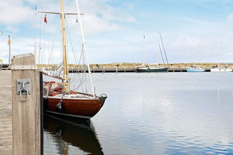 Etwa 50 m vom Yachthafen, an dem es auch Minigolf und Spielplatz gibt, sowie ca. 200 m vom Ortszentrum, liegt dieses 2019 renovierte Reihenhaus in der Ærø Marina. Die Ærø Marina besteht aus 37 Reihenhäusern, die 1986 gebaut wurden, und deren Außenber...