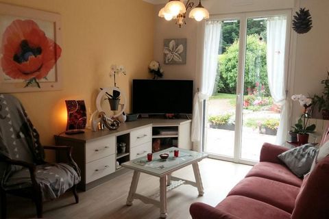 Located in Pédernec, this holiday home with 3 bedrooms hosts up to 6 people and is ideal for a family and friends. There is a forest nearby to experience the nature and a lovely terrace to relax. You can find supermarket and restaurants within 4 km t...