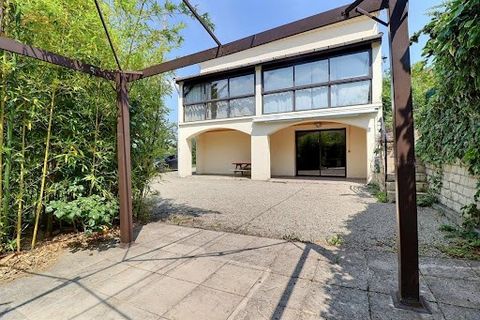 Exclusively, Privas, five minutes from the city center, five minutes from the commercial area, in a quiet environment, I propose you to discover this house of 200 m² built in 1982 on a plot of about 1000 m² with trees. On the ground floor, a pretty k...