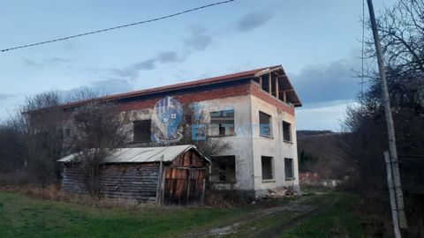 Top Estate Real Estate präsentiert Ihnen ein massives Backsteingebäude im Dorf Tsareva Livada, 5 km von der Stadt Dryanovo, 16 km von der Stadt Gabrovo und 30 km von der Stadt Veliko Tarnovo entfernt. Der erste Stock des Gebäudes besteht aus zwei Ein...