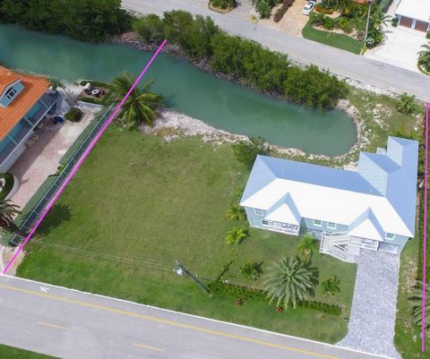 This brand New Constructed single family water front home and included adjacent parcel is located is the sought after - Key Colony Beach 15th Circle which is one of the nicest places in all of the keys. Over 200 feet of canal frontage with easy boat ...