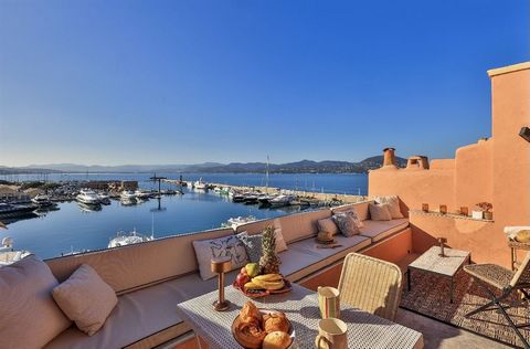 Prime location for this superb prestigious pied-à-terre, located on the port of Saint-Tropez. Offering 2 bedrooms including a master suite with en-suite bathroom and dressing rooms, and a superb living room giving access to a 12 sqm terrace, you'll l...