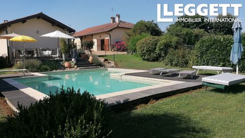 A22657CAF01 - Between Mâcon and Bourg-en-Bresse, in the commune of Confrançon a beautifully renovated Bressanne house with exposed beams and an open fireplace. 250m2 of living space including an equipped kitchen, a pantry, a dining room, a large open...