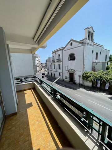 Pozzuoli in Via Santissima Annunziata (Via Artiaco), IN A PRESTIGIOUS ANTI-SEISMIC BUILDING. Coldwell Banker is pleased to offer for sale in a beautiful building in the immediate vicinity of the city center and not far from the motorway junctions, a ...