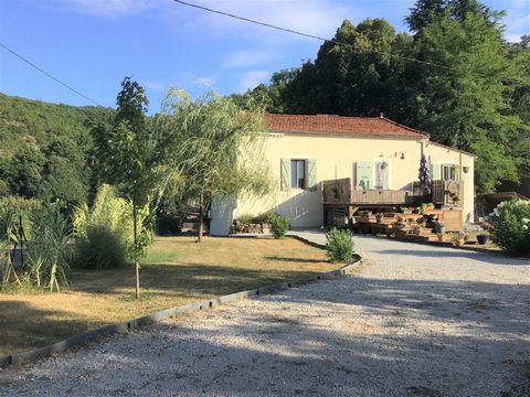 Charming renovated country house on beautiful land of more than 4000 m2, close to the Lot river in Prayssac. This house, entirely on cellars, garage with laundry room, offers a large living room with access a wooden terrace, an equipped kitchen, a sp...