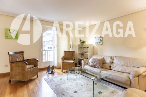 Areizaga Real Estate exclusive property. At Ondarreta, next to the NH Hotel, 10 minutes from the beach and close to the universities, we present this property in one of the best neighborhoods in San Sebastián. The property, with 86.9 sqm useful/105 s...