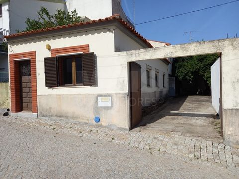 Excellent villa in the center of the village, with a high potential in terms of quality of life for the whole family. You will find cafes, swimming pool, post office, grocery stores, primary school, day care centre and home. Located at: - 15 minutes ...