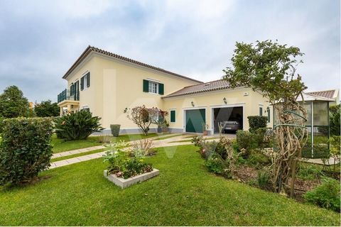 Detached house on a plot of 831m2 House with above average finishes, large areas, and accessibility. Ground Floor: Kitchen with wooden furniture, large living room, guest bathroom with bathtub, suite, laundry treatment and two garages with automatic ...