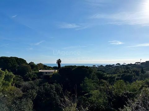 House of 275 m2 divided into several apartments to renovate - Land of 1651 m2 - 6 bedrooms - 5 bathrooms Great potential for a house located a stone's throw from the beaches of Pampelonne. Sea view from upstairs, east facing. Property divided into 4 ...