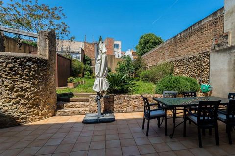 Great Renovated Row House that preserves the style and elegance of the years 1900, of constitution wide and sunny, located very close to the centre of Palafrugell. The property comprises ground floor more 2 upper floors with views towards the village...