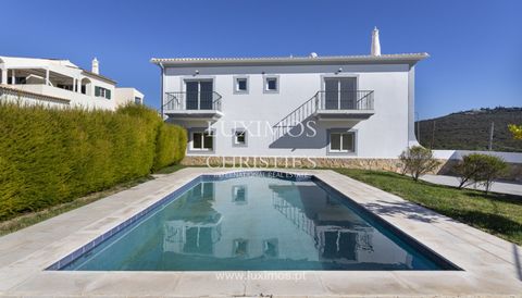 Villa neuve de quatre chambres dans une copropriété privée avec piscine , à vendre à Loulé, Algarve. Elle comprend un grand salon avec cheminée et accès à une terrasse , une cuisine très lumineuse , quatre chambres , dont deux en suite , et un total ...