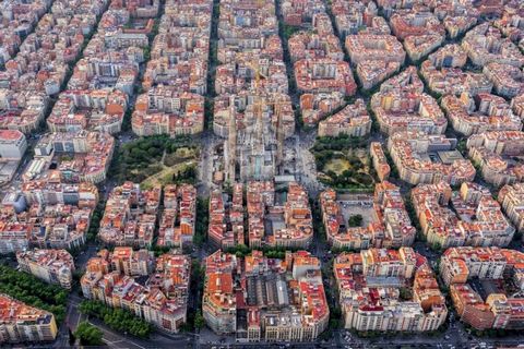 Hotel nur wenige Schritte von der berühmten Sagrada Familia entfernt, einer der beliebtesten Touristenattraktionen in Barcelona. Die Gegend voller Leben und Menschen mit vielen Geschäften, Bars und Restaurants. Sehr gut mit anderen Teilen der Stadt d...