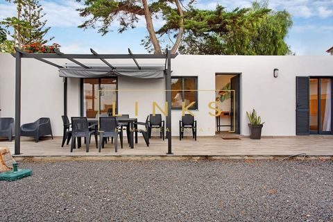 This two-bedroom single-storey villa, located in the village of Porto Santo, not only benefits from a central and accessible location, but is also set in incredibly peaceful surroundings. The island of Porto Santo is known for being a quiet place, pr...