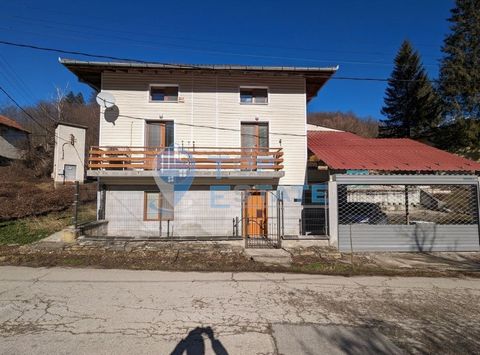 Top Estate Real Estate bietet Ihnen ein zweistöckiges massives Haus mit Isolierung, sechs Schlafzimmern und einer Garage in der Nähe der Stadt Tryavna. Die angebotene Immobilie befindet sich 8 km vom Zentrum von Tryavna entfernt, an einer asphaltiert...