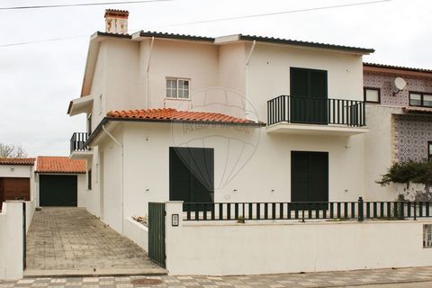 House T4 House on the ground floor and 1st floor, patio and backyard, located on a plot of 1100m2, consisting of living room, kitchen, pantry, 3 bathrooms, 4 bedrooms, hall and closed garage for one car, with Use License No. 652/2001. At the side ent...