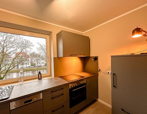 Discover the charming Prinz Heinrich flat in Oldenburg. This 80 square metre maisonette flat on the canal offers space for up to 7 people. Enjoy bright and light-flooded rooms, artwork by a talented artist and a fully equipped kitchen. The newly refu...
