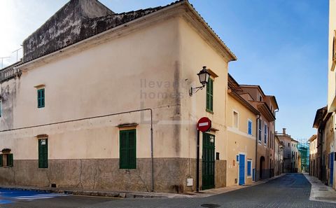Zweistöckiges Haus an einer Straßenecke im Zentrum von Sant Llorenç des Cardassar gelegen. Das Dorf liegt im östlichen Teil Mallorcas, in der Nähe der Stadt Manacor, der Strände von Cala Millor, des Yachthafens von Portocristo und mit allen Dienstlei...