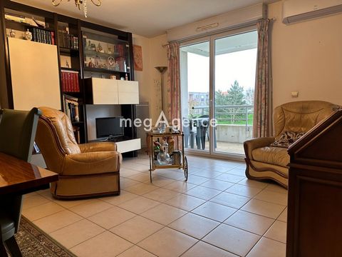 In Poitiers, T3 apartment on the raised ground floor, with a beautiful surface area of 68 m², very well maintained and with a balcony of 6 m2 not accessible from the outside, facing south-east, not overlooked and with a unobstructed view of a park. T...