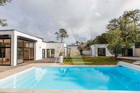 Architect's house with studio and swimming pool in Labenne Océan. Located between the sea and the forest, in Labenne Océan, this contemporary single storey house is located on a landscaped plot of 800 m2. Designed in 2012 by the architect E. Combes, ...
