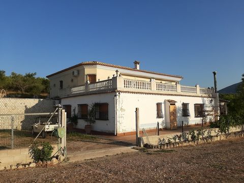 Grandiose villa, on the outskirts of a large village Castello de Rugart 2 levels, 2 detached villas, with stables, swimming pool, terraces, barbecues, storage rooms, outdoor shower gardens, solar panels, has its own well, on a large rustic plot of 12...