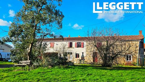 A27135MGA85 - Located in a hamlet in the commune of Saint Hilaire le Vouhis, 10 km from Chantonnay, a town with shops and services, TER station, 25 km from La Roche sur Yon (TGV) and 1h00 from Nantes (TGV and airport). This renovated longère is ideal...