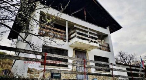 ARCO REAL ESTATE te koop is te koop een enorm nieuwbouwhuis op 3,5 km van de stad Troyan in het hart van het Balkangebergte. De woning ligt aan een onverharde weg, begaanbaar per jeep (3,5 km reizen 30-40 minuten !!) Het appartement heeft twee verdie...