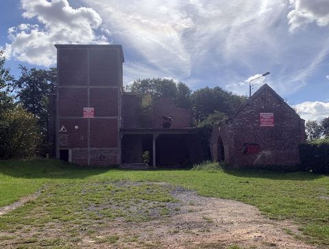 Located in a quiet area on the edge of a river, Old Water Mill with an area of about 300m2 on the ground built on a plot of about 1000m2 (plan of division in court by an expert surveyor) !!! Many possibilities, great potential, very large budget work...