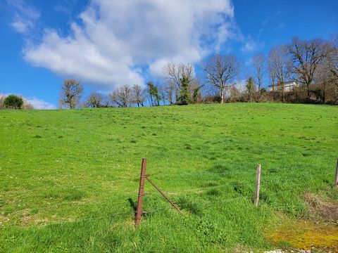 Villefranche de Rouergue - Building plot of 4256m², 4km from the town centre. The plot faces South. The sloping plot has an uninterrupted view. Water, electricity and fibre are on the edge of the plot. Individual drainage to be installed. Possibility...