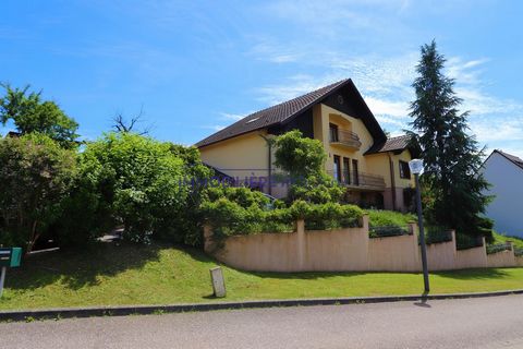 Virtual tour available on request On the heights of Niederbronn-Les-Bains, 20 minutes from Haguenau and close to all amenities, 6-room villa of 190m2 with swimming pool on a plot of 17 ares. The Villa is composed as follows: In the basement: a double...