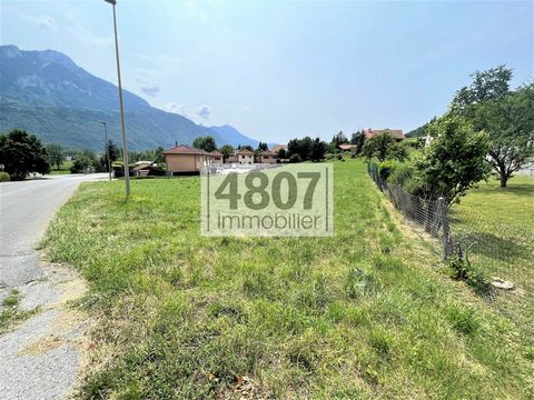 4807 Immobilier presents this superb building plot with an area of 1159m2, sunny with an unobstructed view of the mountains. It is located in the town of Ayze, close to the main roads and the city center of Bonneville. The plot is classified in zone ...