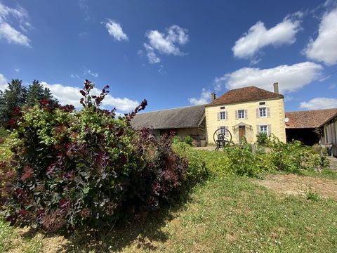 AVALLON AREA, 2 Stunden von Paris entfernt, Anwesen mit großem Bauernhaus und Nebengebäuden auf 7200 m2 Land, einschließlich eines Wohnraums, bestehend aus einer Eingangshalle, einer Küche mit angrenzendem Raum, einem Wohnzimmer, einem WC-Duschbad, 4...