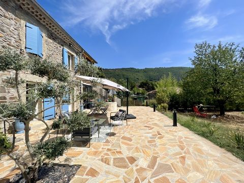 Dans le village de Gagnières, à 5 minutes de Bessèges et à 15 minutes de St Ambroix dans les Cévennes, Swixim International Cévennes vous fait découvrir cette magnifique maison en pierres de 115m2 entièrement rénovée en 2021, sur un terrain plat de 1...