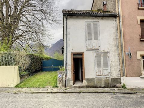 Come and discover this small village house to make it a pied-à-terre in Ariège. Close to the mountains or thermal baths this house in the heart of Aulus is waiting for your projects. A complete renovation is to be expected, ideal to leave room for yo...