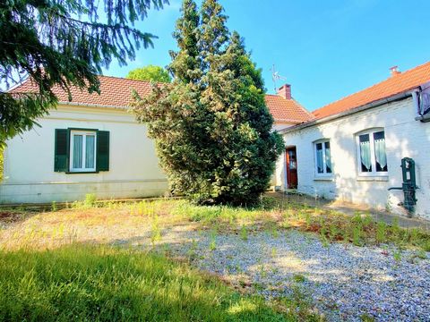 Condé Folie: Only at the Cabinet Immobilier Amiénois! A country house to refresh / completely renovate of about 120m2: It includes: - a living room and living room in two parts of about 40m2 - a kitchen of 17m2 - a bathroom with toilet - a bedroom an...